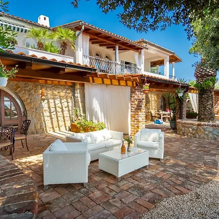 St Lucia Castle Apartman *