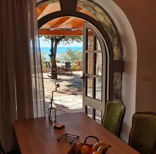 St Lucia Castle * Банёл