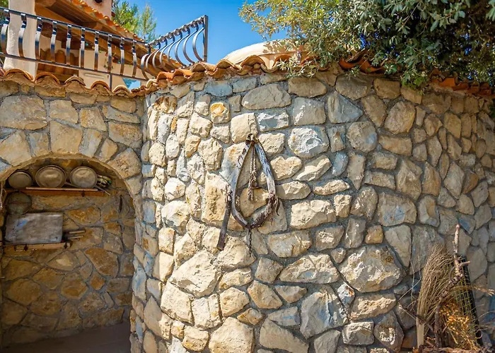 Апартаменты St Lucia Castle Банёл