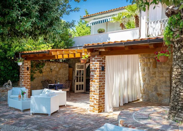 St Lucia Castle * Banjol